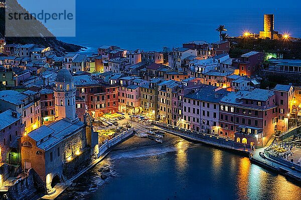 Vernazza Dorf beliebtes Touristenziel in Cinque Terre National Park ein UNESCO-Weltkulturerbe  Blick der Nacht von Azure Weg beleuchtet  Ligurien  Italien  Europa