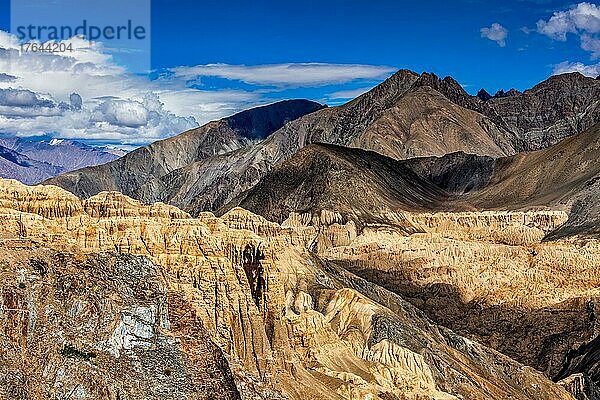 Blick auf das HimalayaGebirge in der Nähe des Dorfes Lamayuru in Ladakh  Indien  Asien