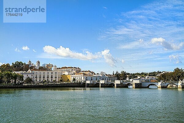 Schönes Stadtbild des historischen Tavira am Fluss Gilao  Algarve  Portugal  Europa