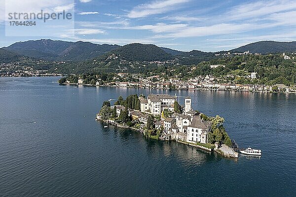 Drohnenaufnahme  Drohnenfoto der Insel Giulioe mit der Basilika im Orta See  Blick auf das Alpenpanorama  Pella  Provinz Novara  Italien  Europa