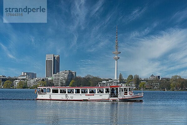 Alsterdampfer auf der Binnenalster  im Hintergrund Fernsehturm und Radisson Hotel  Hamburg  Deutschland  Europa