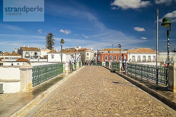 Schönes Stadtbild des historischen Tavira mit römischer Brücke am Fluss Gilao  Algarve  Tavira  Portugal  Europa