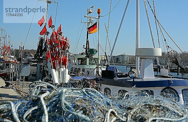 Fischernetze und Fischerfähnchen im Fischereihafen Travemünde  Schleswig-Holstein  Deutschland  Europa