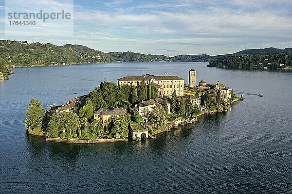 Drohnenaufnahme  Drohnenfoto  Nahaufnahme  der Insel Giulioe mit der Basilika im Orta See  Blick auf das Alpenpanorama  Pella  Provinz Novara  ItalienDefault  Orta San Giulio  Provinz Novara  ItalienDefault  Orta San Giulio  Provinz Novara  Italien  Europa