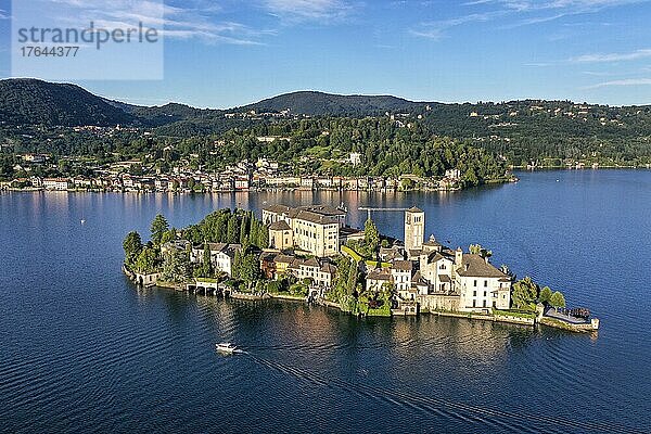 Default  Orta San Giulio  Provinz Novara  ItalienDrohnenaufnahme  Drohnenfoto  Nahaufnahme  der Insel Giulioe mit der Basilika im Orta See  Blick auf das Alpenpanorama  Pella  Provinz Novara  ItalienDefault  Orta San Giulio  Provinz Novara  Italien  Europa