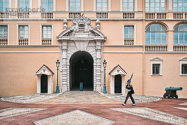 Bewegungsunschärfe marschierende Wache vor dem Eingang des Fürstenpalastes von Monaco  Monte Carlo  Monaco  Europa