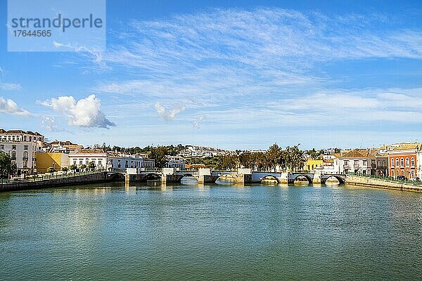 Schönes Stadtbild des historischen Tavira am Fluss Gilao  Algarve  Portugal  Europa