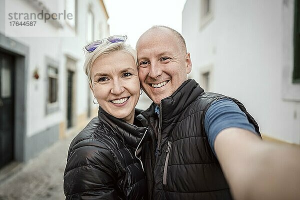 Ein Selfie-Foto von einem Paar  das seinen Urlaub in Südeuropa  Faro  Portugal  genießt  Europa