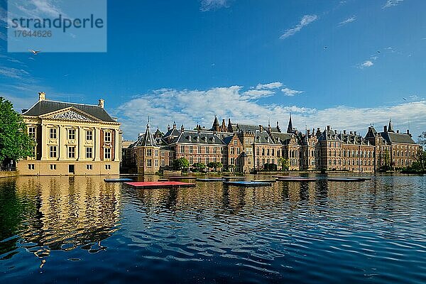 Blick auf das Parlamentsgebäude Binnenhof und das Museum Mauritshuis sowie den Hofvijver See  Den Haag  Niederlande  Europa