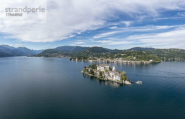 Drohnenaufnahme  Drohnenfoto der Insel Giulioe mit der Basilika im Orta See  Blick auf das Alpenpanorama  Pella  Provinz Novara  Italien  Europa