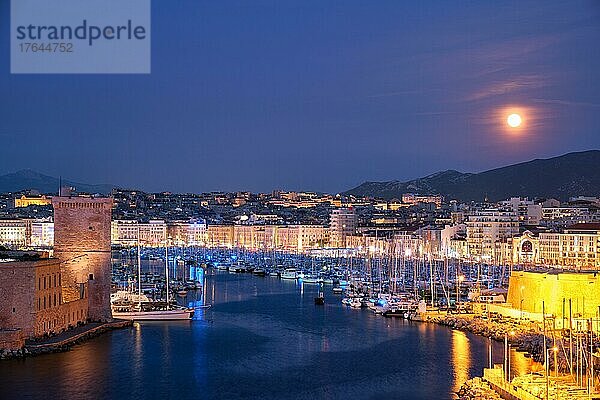 Der alte Hafen von Marseille und das Fort Saint-Jean in der Nacht mit Mond beleuchtet. Marseille  Frankreich  Europa