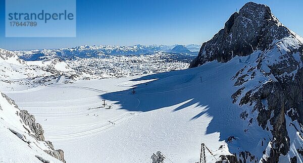 Blauer Himmel über alpiner Winterlandschaft  Skigebiet Dachsteingletscher  Urlaubsregion Schladming?Dachstein  Dachsteinmassiv  Steiermark  Österreich  Europa