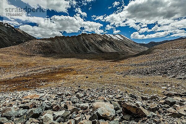 Blick auf das HimalayaGebirge in der Nähe des Kardung LaPasses  Ladakh  Indien  Asien
