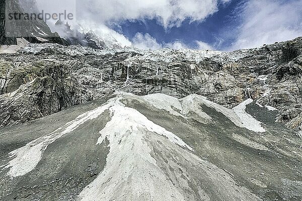 Blick über ein Gletscher zum Berggipfel des Mont Blanc  blauer Himmel  Wolken  Alpen  Courmayeur  Aostatal  Italien  Europa