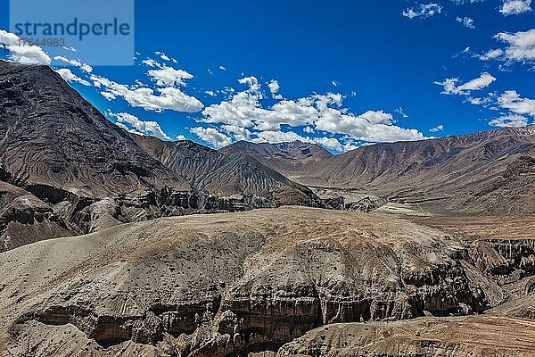 Blick auf das HimalayaGebirge in der Nähe des Kardung LaPasses  Ladakh  Indien  Asien