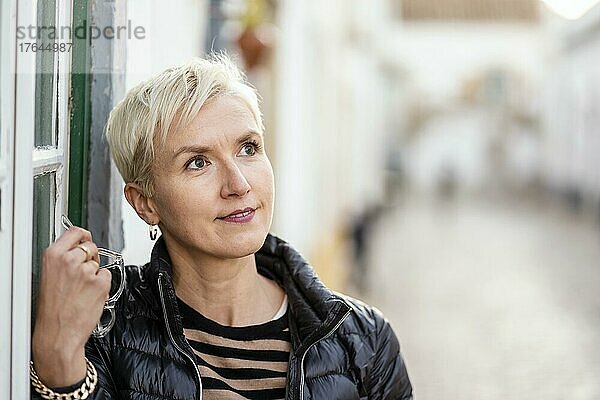 Porträt einer blonden Frau in der Innenstadt von Faro  Algarve  Portugal  Europa
