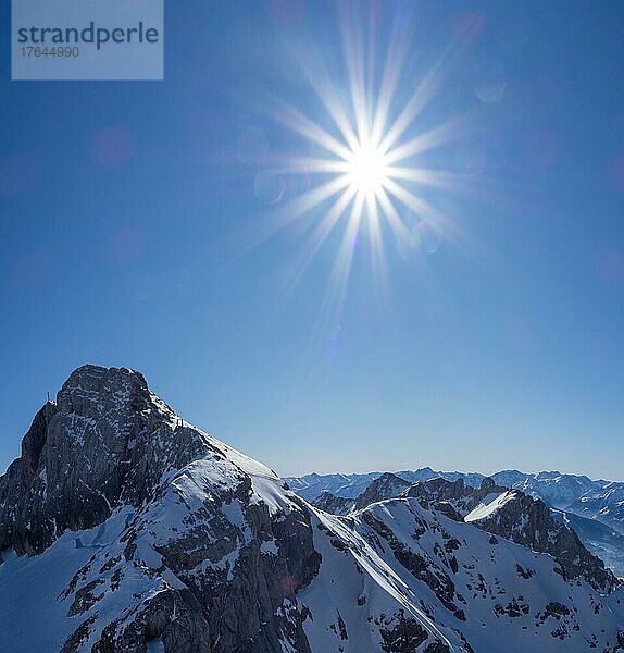 Strahlende Sonne und blauer Himmel über Winterlandschaft und schneebedeckte Alpengipfel  Dachsteinmassiv  Ramsau am Dachstein  Steiermark  Österreich  Europa
