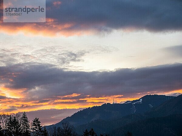 Wolken im Morgenrot bei Sonnenaufgang  Mugel  Leoben  Steiermark  Österreich  Europa