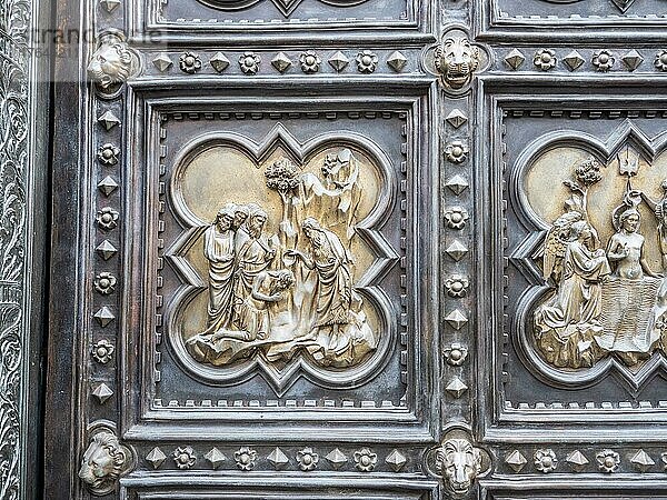 Kunstvolles Bronzetor  Detail  Kathedrale Santa Maria del Fiore  Florentiner Dom  Florenz  Italien  Europa