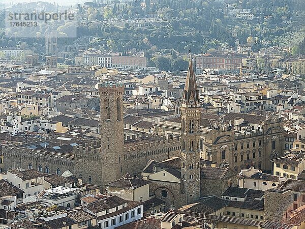 Stadtansicht von Florenz mit Badia Fiorentina  vom Campanile aus  Florenz  Toskana  Italien  Europa