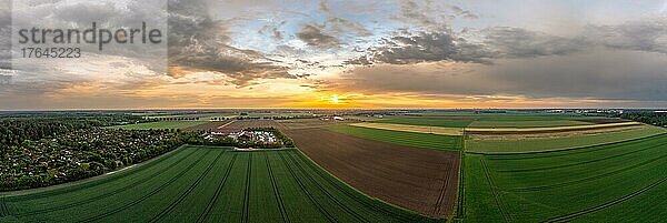 Felder im Sonnenuntergang. Aerial Panoramafoto eines idyllischen Landwirtsschaftsmoments  Bayern  Deutschland  Europa