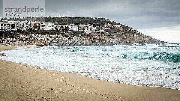 Menschenleerer Strand an Bucht Cala Mesquida bei Unwetter  schwarze Wolken  hohe Wellen  Cala Mesquida  Mallorca  Spanien  Europa