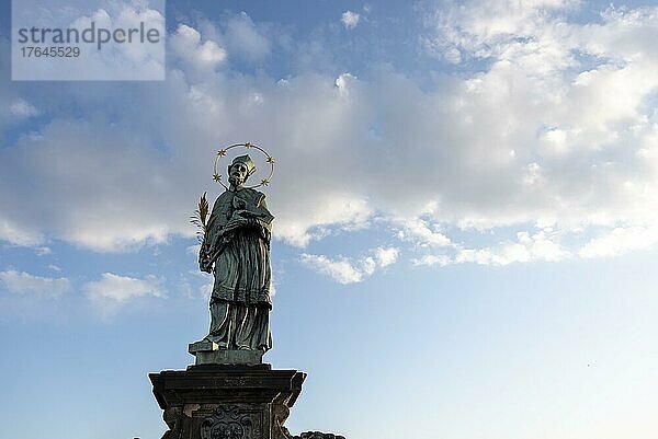 Heiliger Johannes von Nepomuk  Statue auf der Karlsbrücke  Karl?v most  1683  Prag  Tschechien  Europa