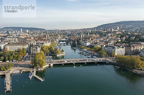 Luftaufnahme  Blick auf die Altstadt  Stadtansicht Zürich  Zürichsee und Zürich  Schweiz  Europa