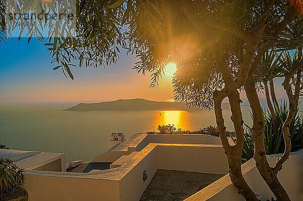 Romantischer Sonnenuntergang mit Blick über das Meer im Gegenlicht  Santorini  Griechenland  Europa