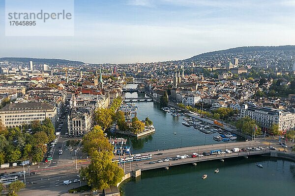 Luftaufnahme  Blick auf die Altstadt  Stadtansicht Zürich  Zürichsee und Zürich  Schweiz  Europa