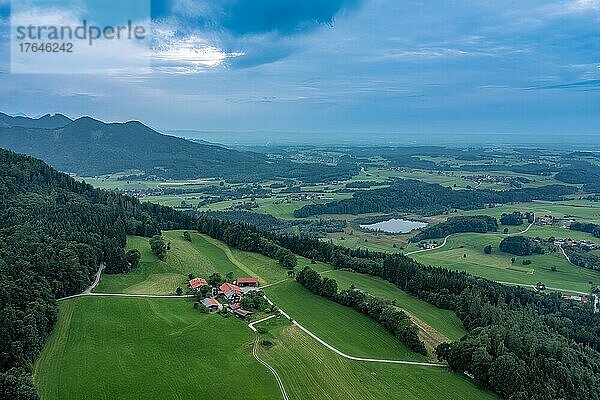 Chiemgau von oben mit einem idyllischen Bauernhof und dem Bärensee  Bayern  Deutschland  Europa