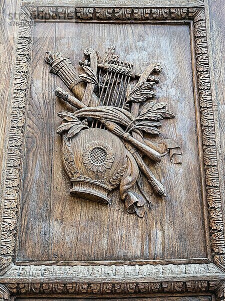 Kunstvolles Tor aus Holz mit Schnitzwerk  Detail  Kathedrale Santa Maria del Fiore  Florentiner Dom  Florenz  Italien  Europa
