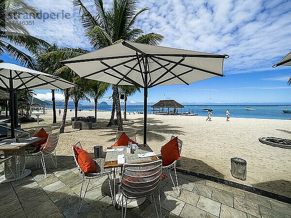 Luxushotel La Pirogue Resort & Spa mit tropische Hotelanlage  Pool  Palmen  Flic en Flac  Mauritius  Afrika