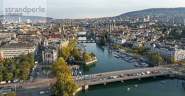 Luftaufnahme  Blick auf die Altstadt  Stadtansicht Zürich  Zürichsee und Zürich  Schweiz  Europa