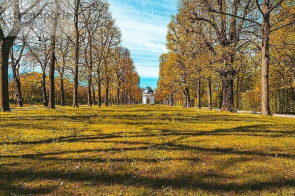 Herrenhäuser Gärten in Hannover  die zu den bedeutendsten Barockgärten in Europa zählen im Frühling bei blauen Himmel  Hannover  Niedersachsen  Deutschland  Europa