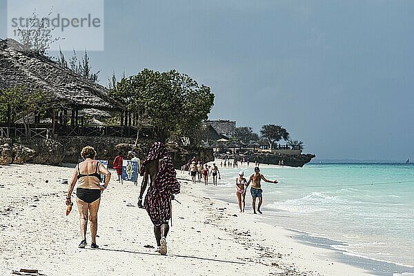 Strand von Nungwi  hinten Strandbar  Touristin  Einheimischer  Nordküste  Sansibar  Unguja  Tansania  Afrika