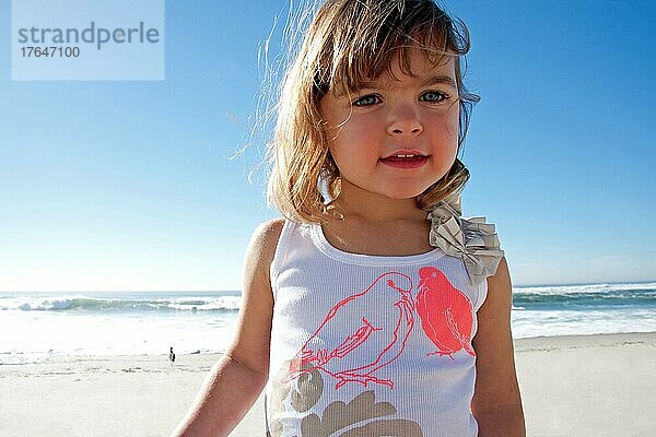 Happy baby girl at the beach in San Diego  California  USA  Nordamerika