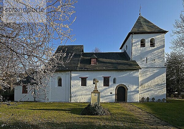 Alte katholische Pfarrkirche Refrath  Bergisch Gladbach  Nordrhein-Westfalen  Deutschland  Europa