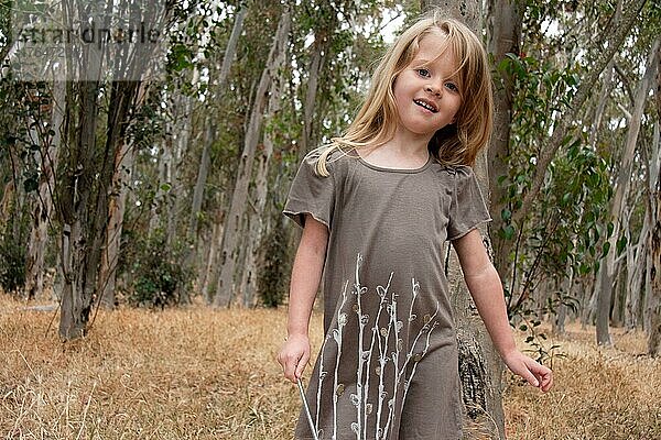 Young girl playing in the woods  San Diego  California  USA  Nordamerika