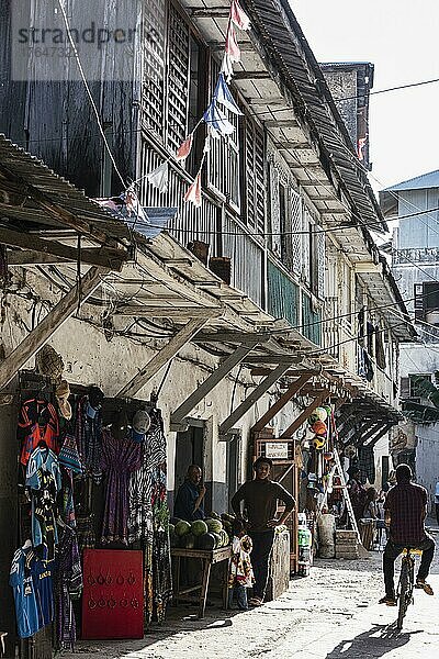 Schmale Gasse mit Häusern mit Balkonen  kleine Läden  Menschen als Beiwerk  Stone Town  UNESCO Weltkulturerbe  Unguja  Sansibar  Tansania  Afrika