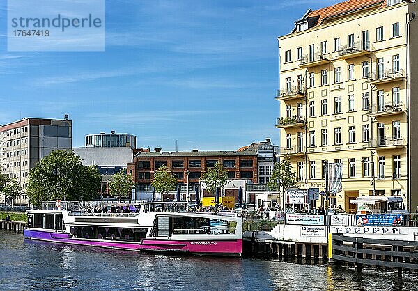 Bootsanlegestelle am Schiffbauerdamm in Mitte  Berlin  Deutschland  Europa