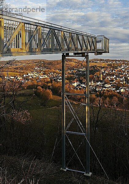 Skywalk mit dem Ortsteil Allagen im Abendlicht  Warstein  Südwestfalen  Nordrhein-Westfalen  Deutschland  Europa