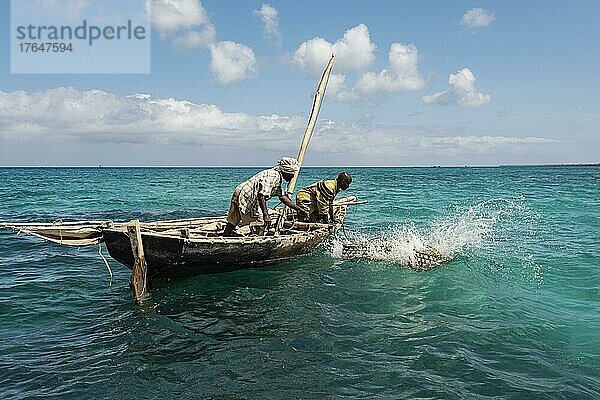 Fischen mit Reuse  Fischerboot und Fischer  Indischer Ozean  Sansibar  Unguja  Tansania  Afrika