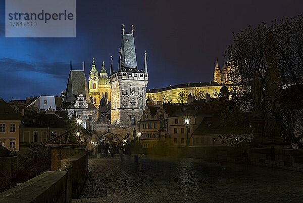 Karlsbrücke nach Sonnenuntergang  Brückenturm  St. Nikolauskirche  Prag  Tschechien  Europa