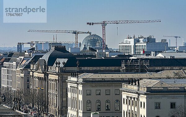 Blick von der Dachterrasse des Stadtschloss auf die Kuppel des Reichstaggebäude und dem Deutschen Museum  Berlin  Deutschland  Europa
