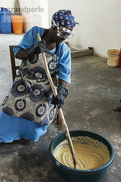 Frau macht Seife  Seaweed center  Frauen Cooperative  Algenanbau und Seifenproduktion  Paje  Unguja  Ostküste Sansibar  Tansania  Afrika