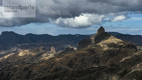 Ausblick vom Mirador de Degollada Becerra zum Roque Bentayga  Gran Canaria  Kanarische Inseln  Spanien  Europa