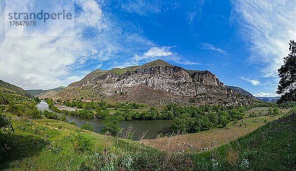 Gesamtübersicht über den Fluss Mtkwari zur Höhlenstadt Wardsia  Höhlenwohnungen  UNESCO Welterbe  Achalkalaki  Region Samzche Dschawachetien. Georgien