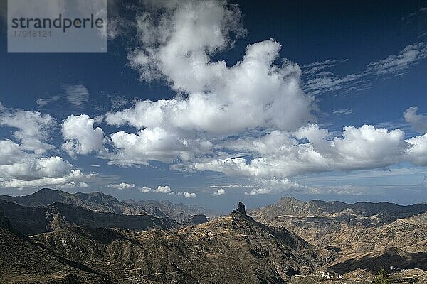 Ausblick vom Mirador de Degollada Becerra zum Roque Bentayga  Wahrzeichen  Gran Canaria  Kanarische Inseln  Spanien  Europa