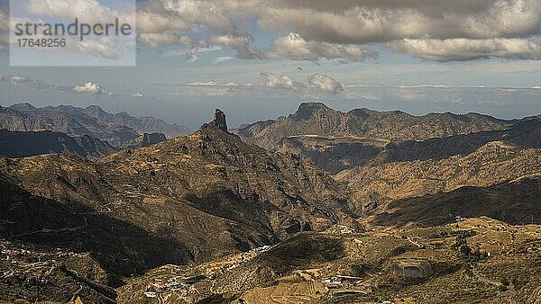 Ausblick vom Mirador de Degollada Becerra zum Roque Bentayga  Wahrzeichen  Gran Canaria  Kanarische Inseln  Spanien  Europa